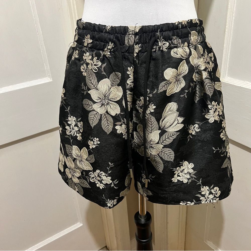 Nanhan Elegant Heavy Fabric Floral Black Women's Shorts size Medium